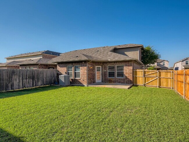Building Photo - "Charming 3-Bed, 2-Bath Townhouse Retreat in Mesquite – Spacious 1586 Sq Ft on Woodshire Avenue!"...