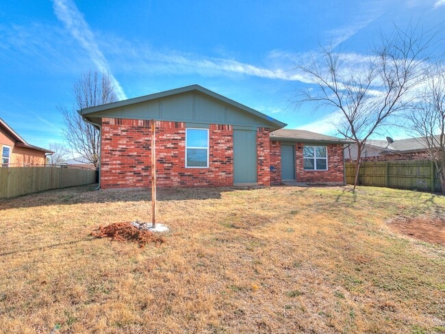 Building Photo - 4 bedroom 2 bath home in Tecumseh!