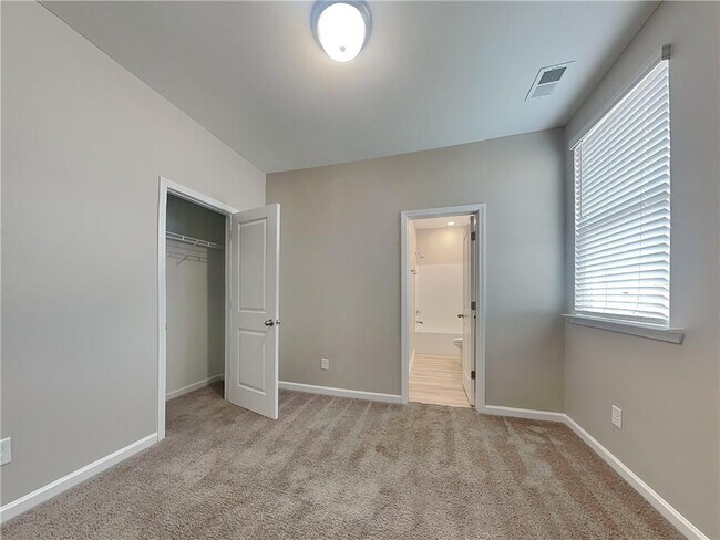 Building Photo - 153 Everett Sq