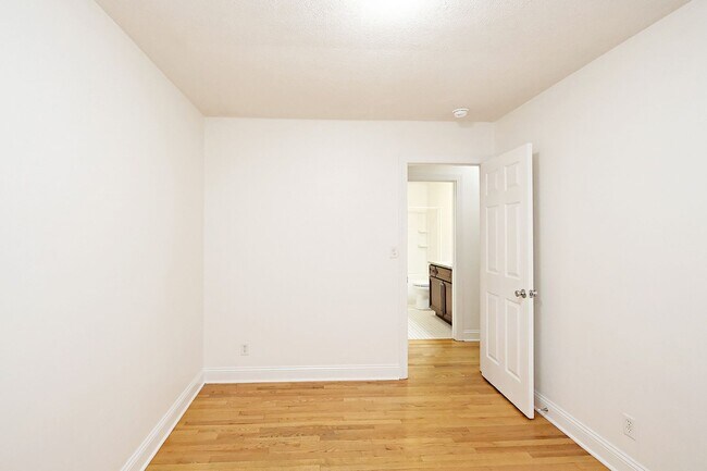 Building Photo - 117 Longwood Dr