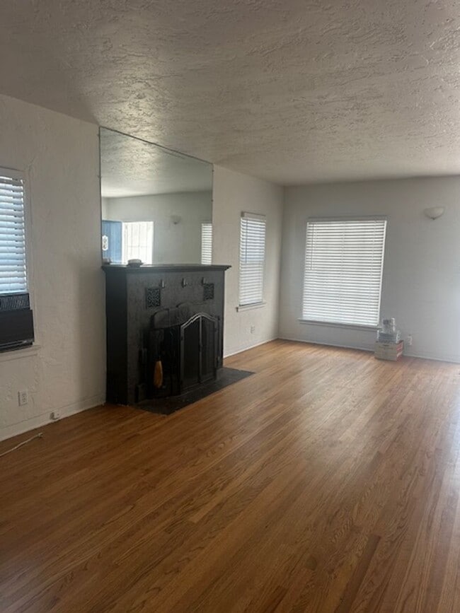 Building Photo - Desirable Westside Home!