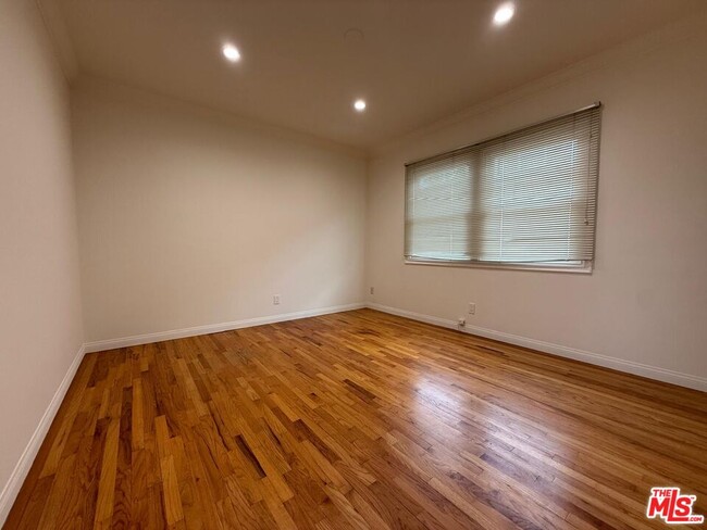 Building Photo - 1025 W Clark Ave