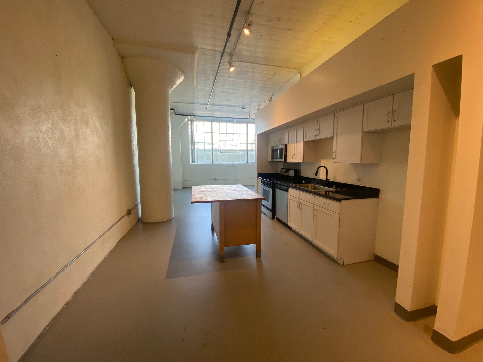 Building Photo - 420 S San Pedro St