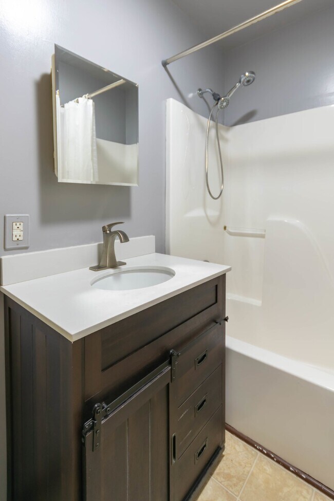 Building Photo - Fantastic 3/2 East Nashville w/ Bonus Room & Sunroom!