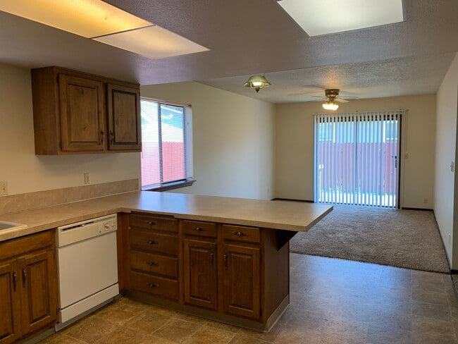 Building Photo - 3 Bedroom 2 Bath single family home