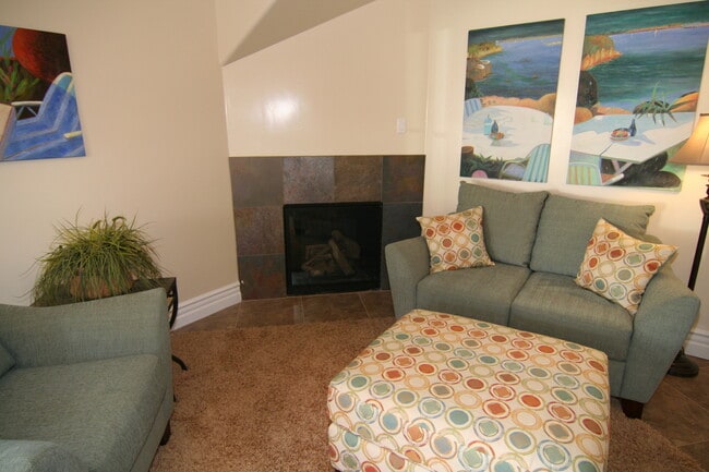 Building Photo - Charming 1 Bed / 1 Bath Duplex Close To Ca...