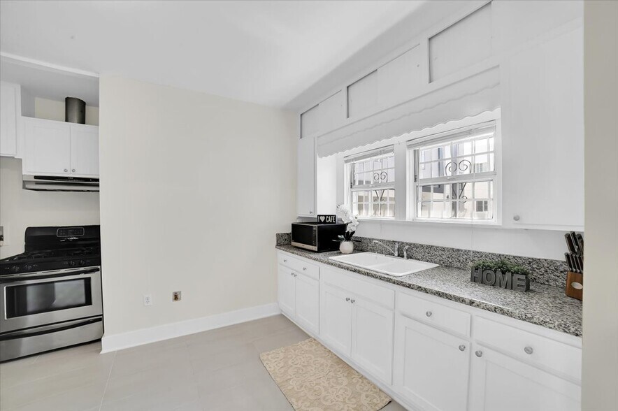 Building Photo - 4667 Pickford St