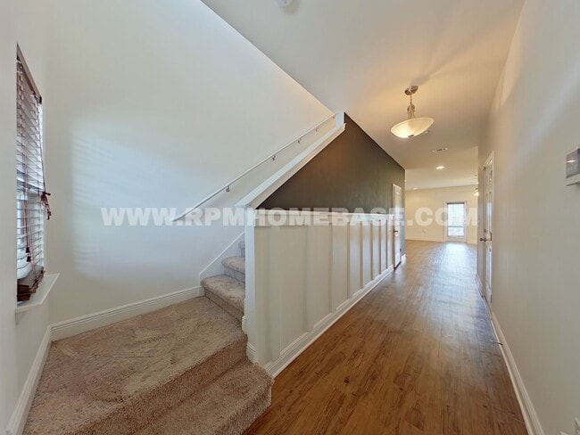 Building Photo - Modern 3-Bedroom Townhome with Stylish Upd...