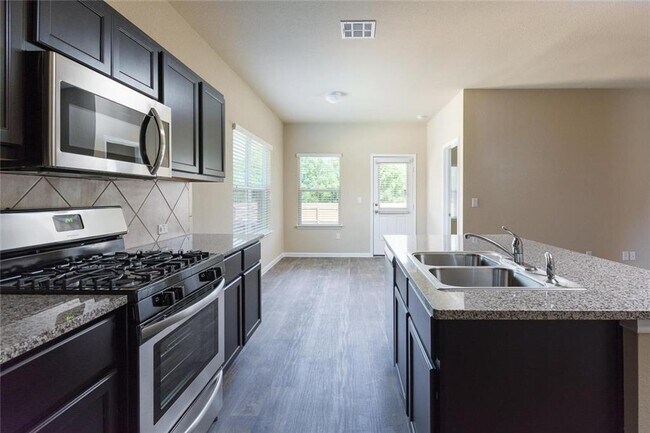 Building Photo - 216 Hess Dr