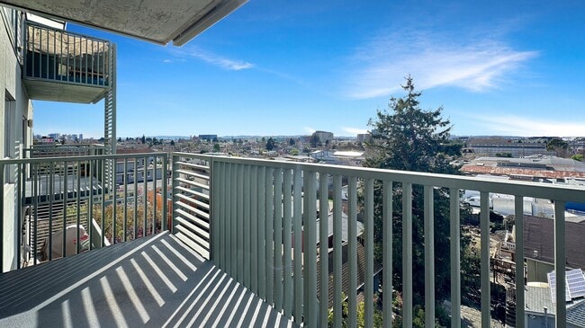 Building Photo - West-facing Modern Apartment w/ Sweeping View of SF, Golden Gate & Mt Tam