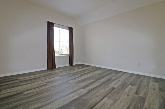 Building Photo - Mission Valley condo (River Colony) with balcony!  Central heat/ air. Gated garage parking. Pool/...