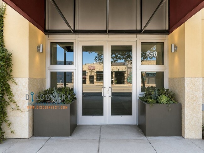Building Photo - Modern Live/Work Loft At Market Square In Old Oakland