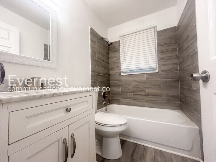 Building Photo - 3119 Lone Oak Ave SW