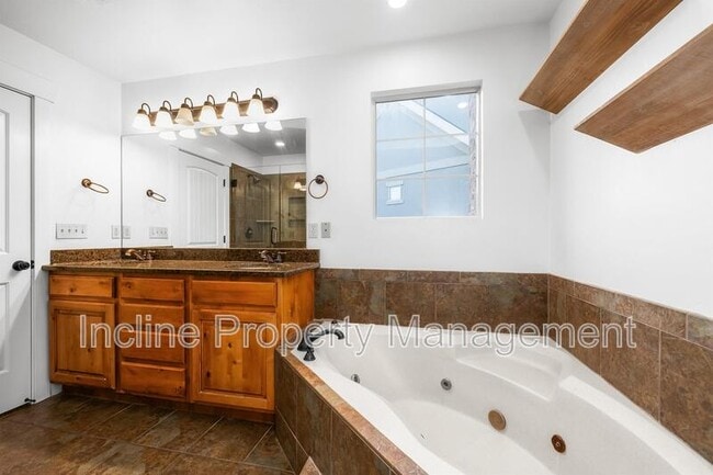 Building Photo - 2071 W Crescent Row