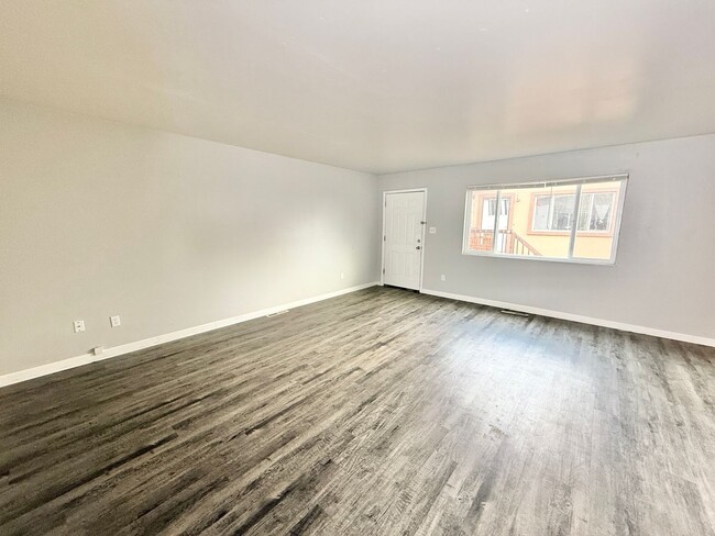 Building Photo - $500 off your 2nd months rent!