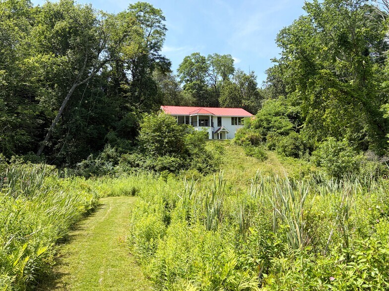 Building Photo - 40 W Hunns Lake Rd