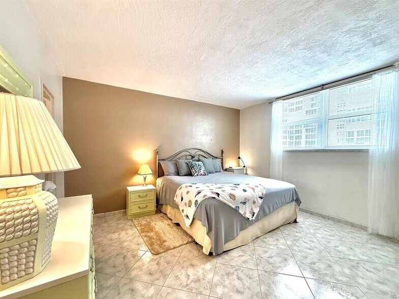 Building Photo - 4250 Galt Ocean Dr