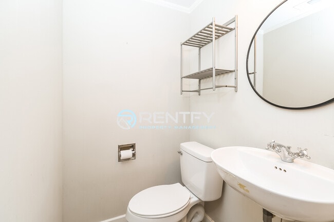 Building Photo - 623 S New Hope Rd