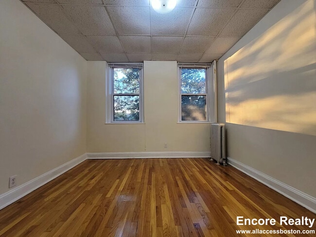 Building Photo - 364 Riverway