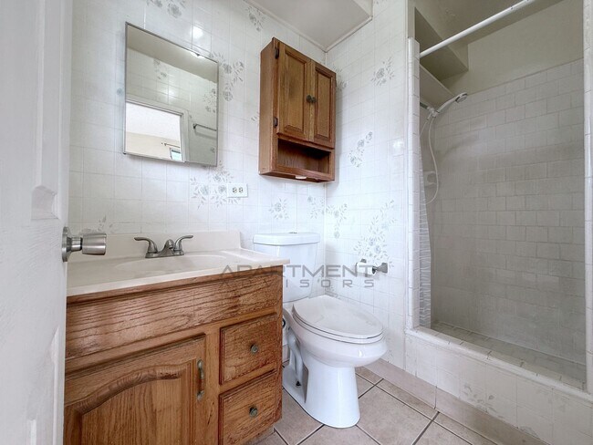 Building Photo - 2543 Kuhio Ave-301