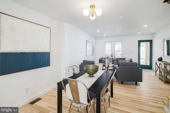 Building Photo - 320 Iona Ave