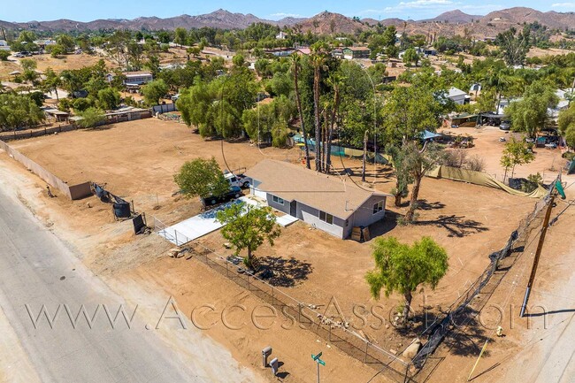 Building Photo - Large Lot! 2 Bed/ 1 Bath Single Family Property!