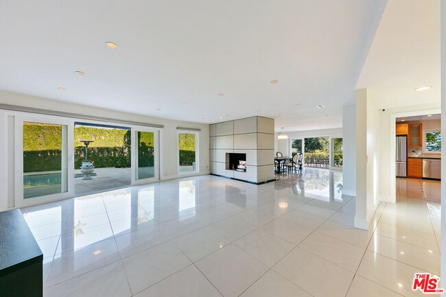 Building Photo - 826 N Tigertail Rd