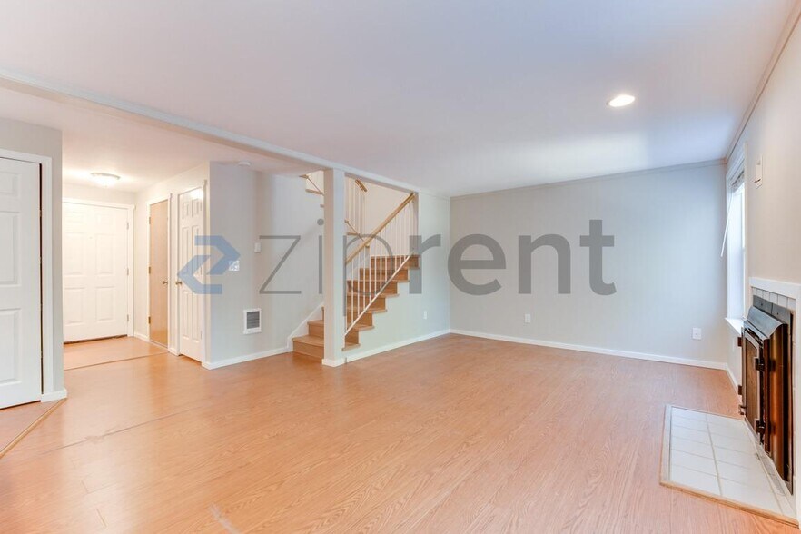 Building Photo - Unit n/a