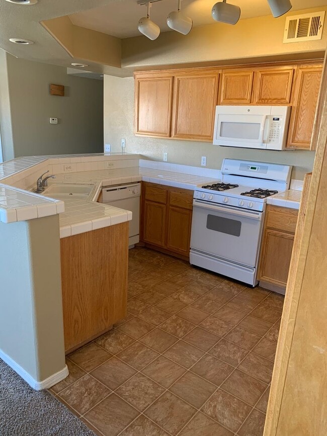 Building Photo - 3 Bedroom Condo in the Northwest