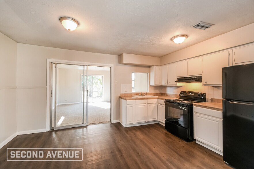 Building Photo - 6536 Manhattan Dr