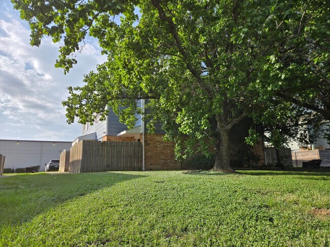 Building Photo - 2 Bedroom 1.5 bath four-plex unit - Great location!!