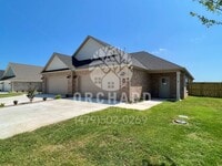 Building Photo - 561 Bradford Dr