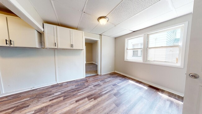 Building Photo - Huge 4 Bedroom Single Family House - almost 1500 SQ FT!