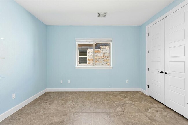 Building Photo - 404 Highland Village Dr