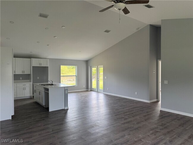 Building Photo - 403 Tremaine St