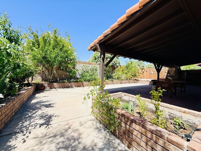 Building Photo - Available August 1st! Beautiful fully furnished single-story home located in the prestigious Span...