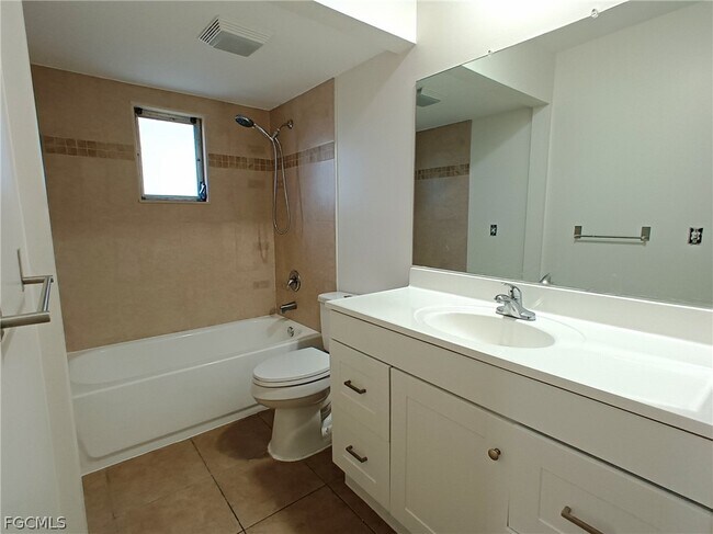 Building Photo - 630-636 SE 13th Pl