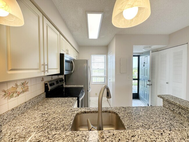 Building Photo - 2220 N Cypress Bend Dr