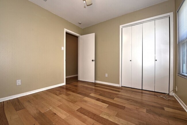 Building Photo - 3404-3404 Ridge Ash