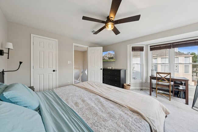 Building Photo - Welcome home to this beautifully updated end-unit townhome in the heart of Kingstowne — one of No...