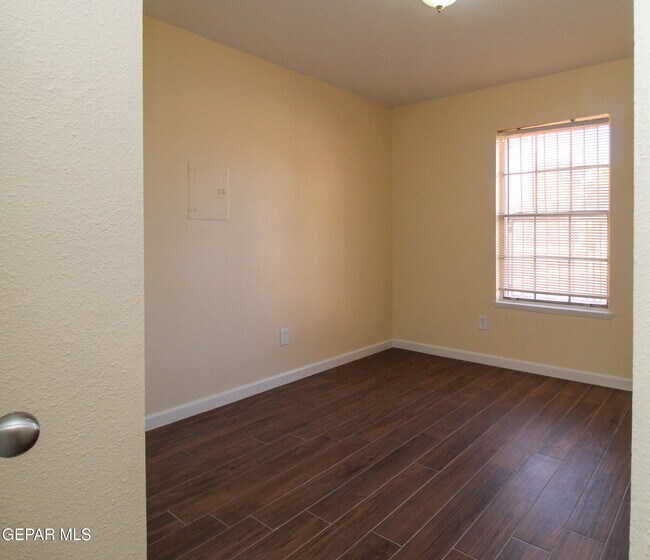 Building Photo - 1808 Dean Martin Dr