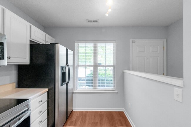 Building Photo - Charming 2-Bedroom Townhome in Prime Locat...