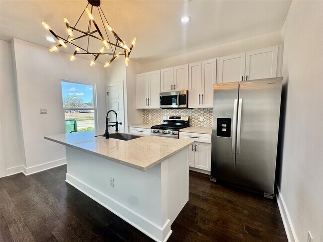 Building Photo - 6928 Paris St