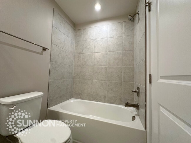 Building Photo - 3BR Townhome with Rooftop Deck in LoSo