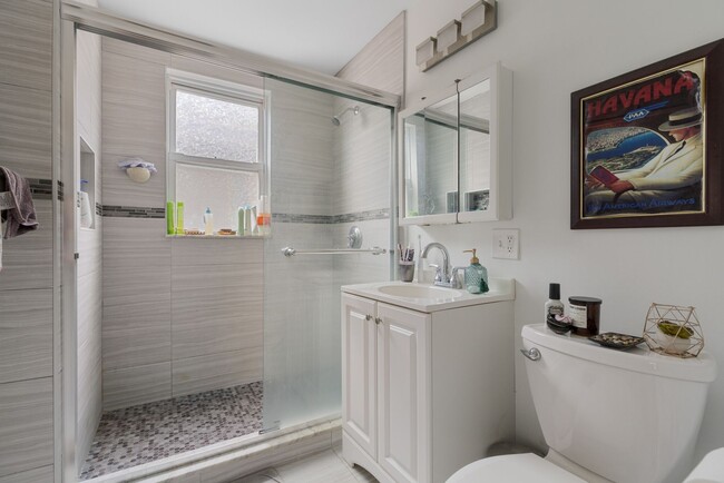 Building Photo - HUGE THREE BED IN SOMERVILLE!!!!!!!!