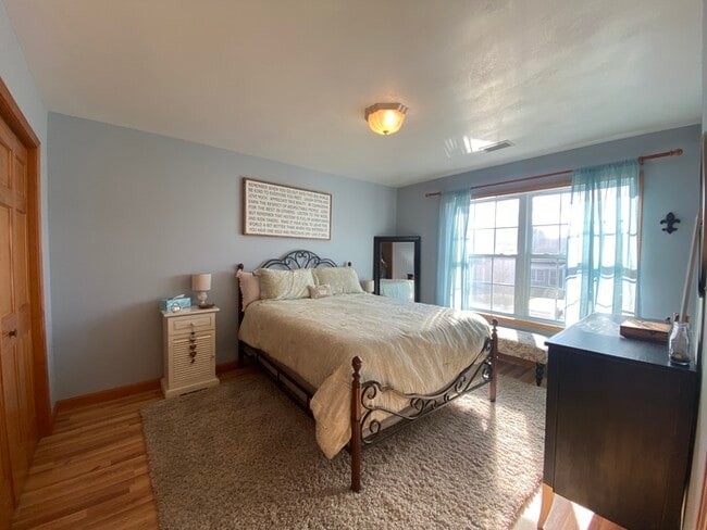 Building Photo - Gorgeous 3 bedroom 2.5 bath with one stall detached garage and fenced in backyard for rent!