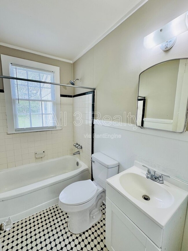 Building Photo - 2023 Windsor Ave