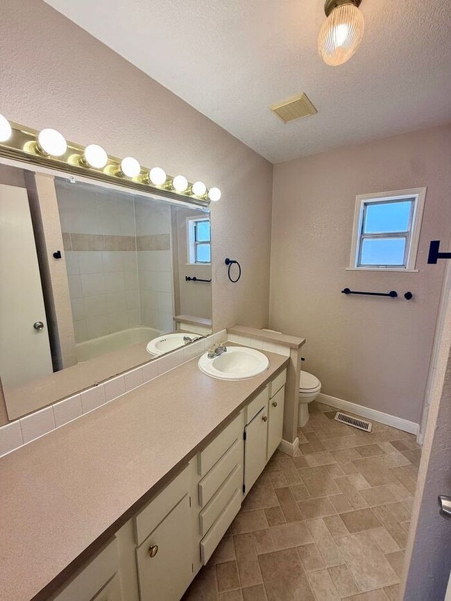 Building Photo - Large 3 Bedroom, 1 Bath Ranch Style Home in South Loveland, CO