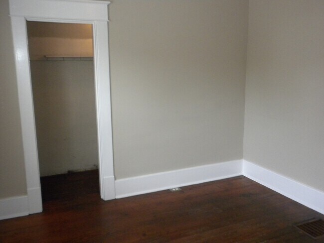 Building Photo - 3 Bedroom House-Downtown
