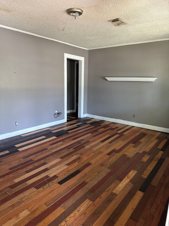 Building Photo - 608 Hardin St